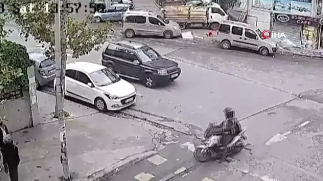 Esenyurt'ta ehliyetsiz çocuk, kaçırdığı babasının kamyonetiyle dükkanın merdivenlerine çarptı