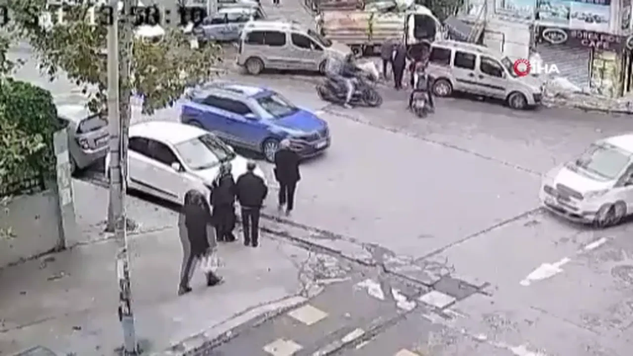 Esenyurt'ta ehliyetsiz çocuk, kaçırdığı babasının kamyonetiyle dükkanın merdivenlerine çarptı