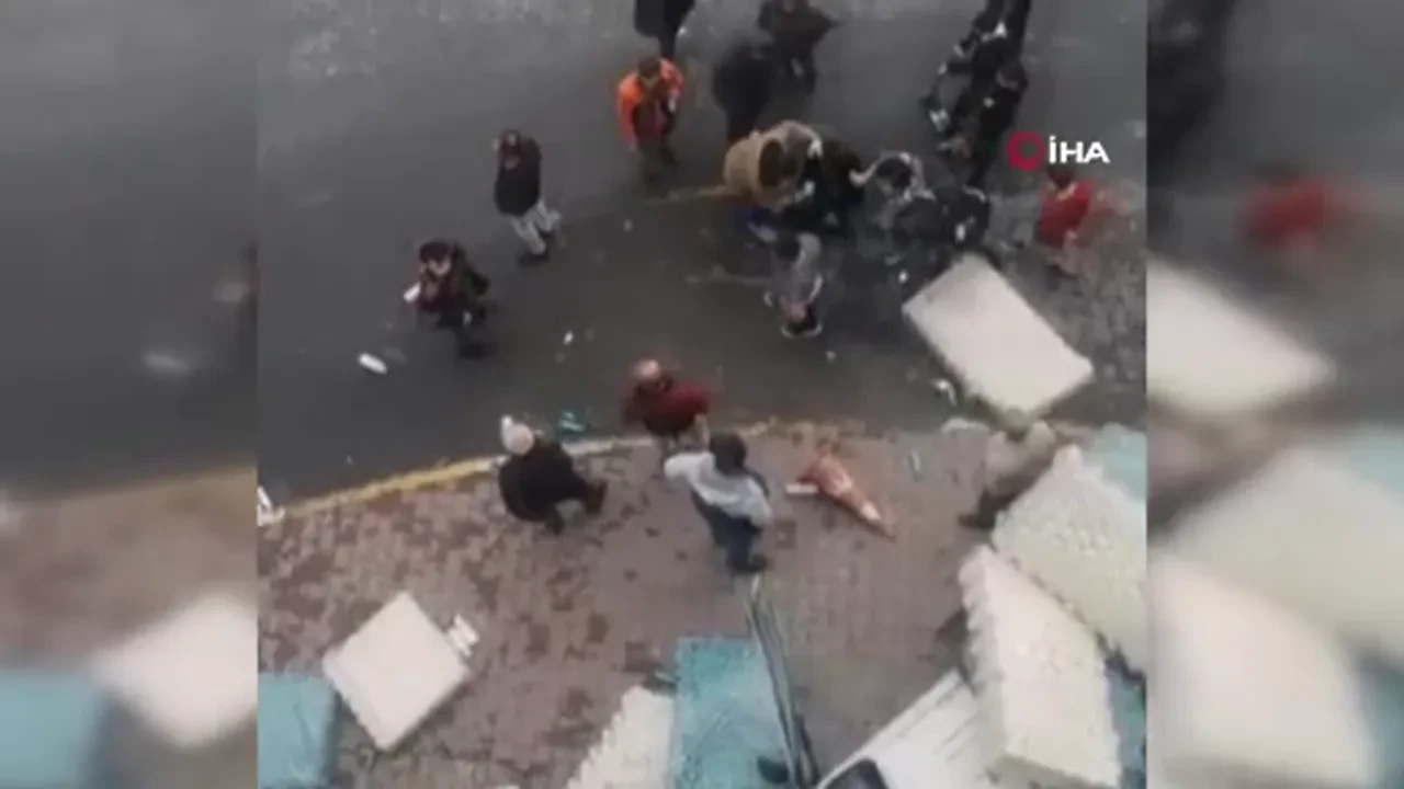 Esenyurt'ta ehliyetsiz çocuk, kaçırdığı babasının kamyonetiyle dükkanın merdivenlerine çarptı