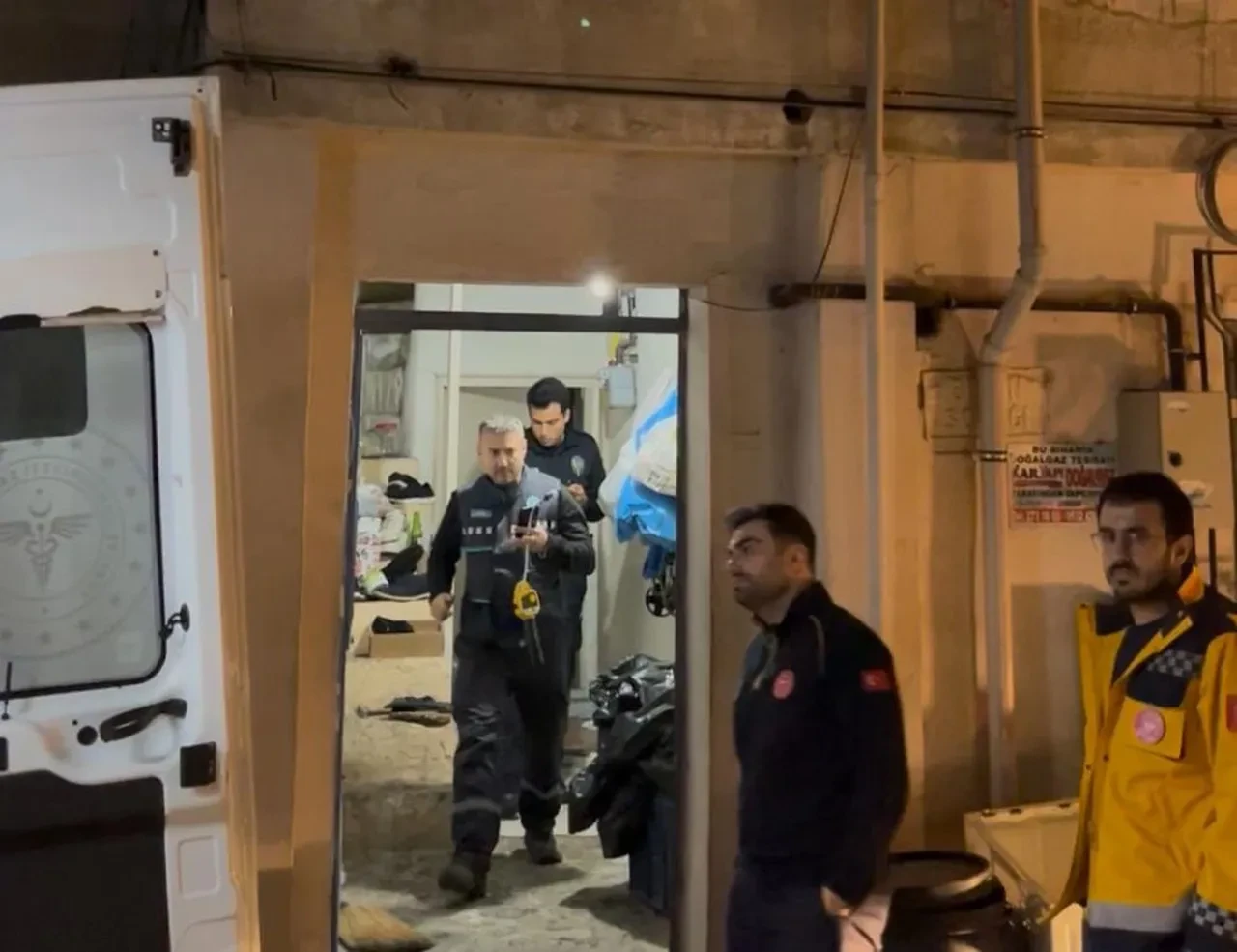 Evde baygın bulundular! 80'lik dedelerin içkili gecesi hastanede bitti