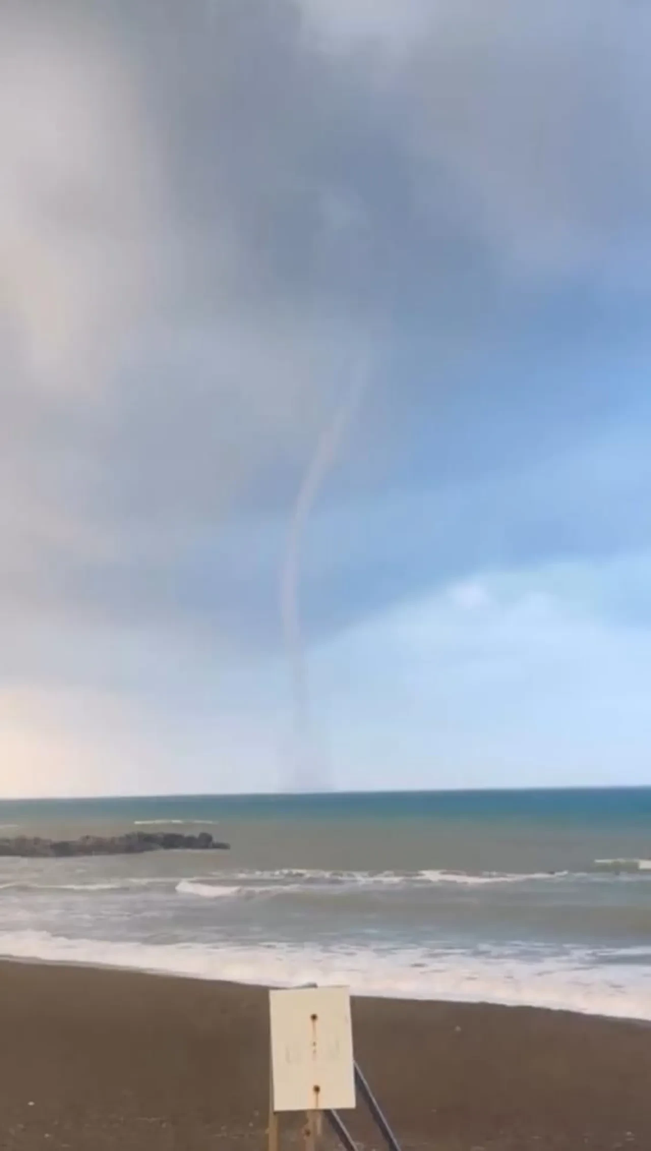 Hatay'ı sağanak fena vurdu! Yollar kapandı, evler su altında kaldı, hortum çıktı, insanlar ölümden döndü!