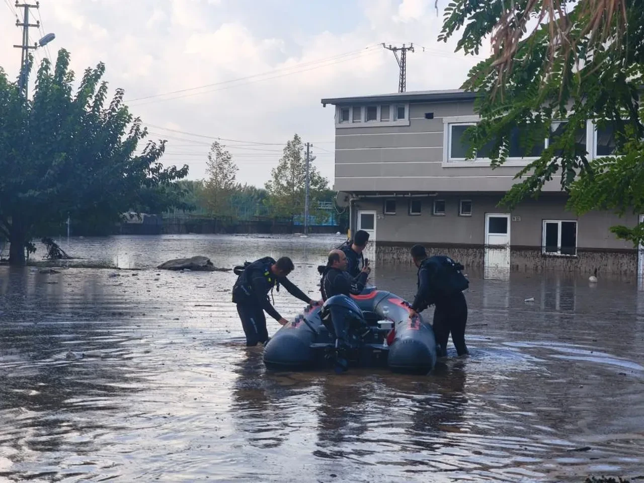 Hatay'ı sağanak fena vurdu! Yollar kapandı, evler su altında kaldı, hortum çıktı, insanlar ölümden döndü!