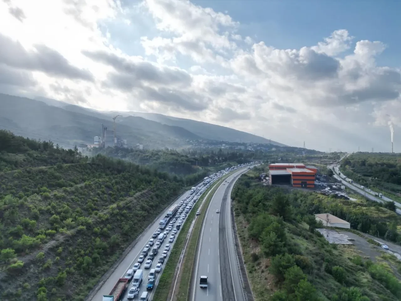 Hatay'ı sağanak fena vurdu! Yollar kapandı, evler su altında kaldı, hortum çıktı, insanlar ölümden döndü!