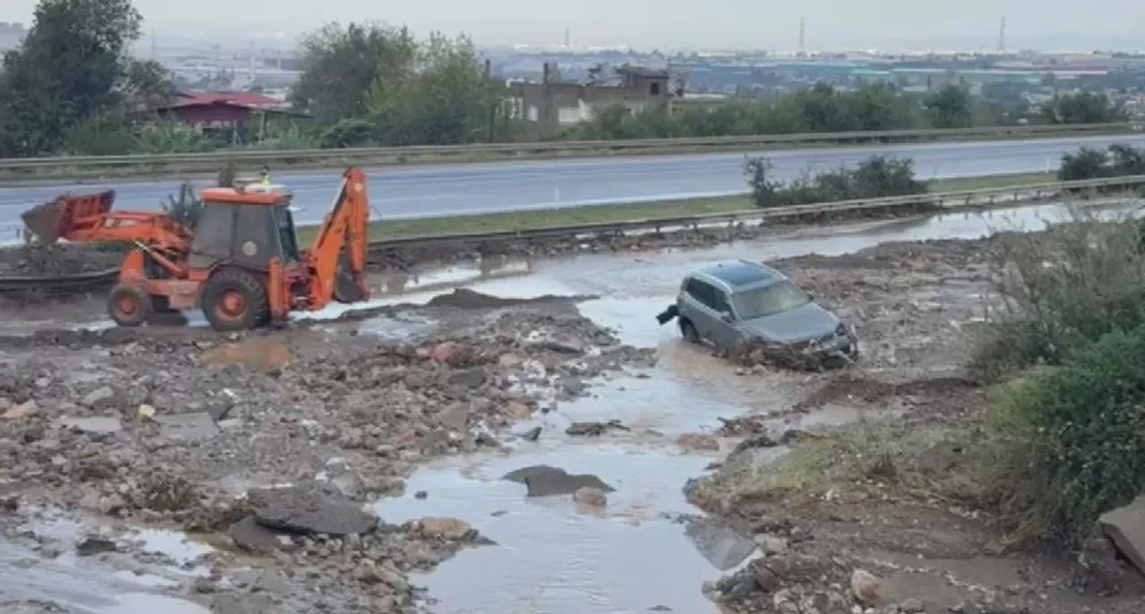 Hatay'ı sağanak fena vurdu! Yollar kapandı, evler su altında kaldı, hortum çıktı, insanlar ölümden döndü!