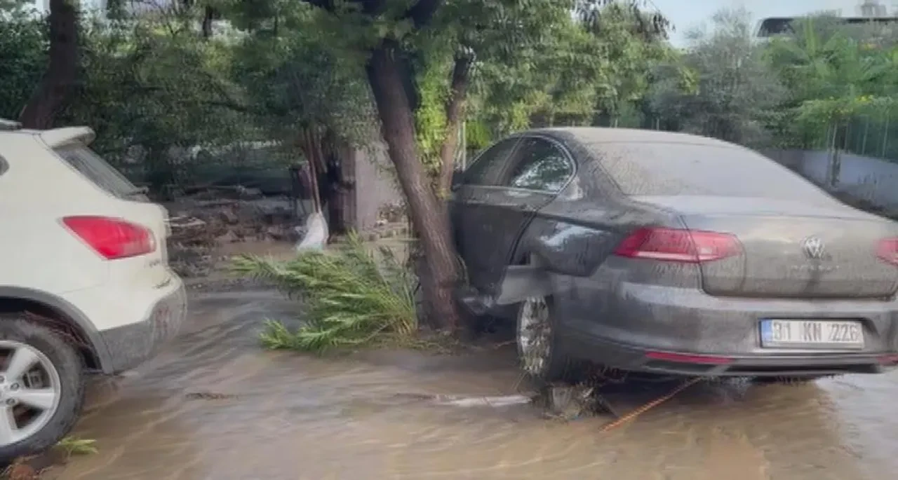 Hatay'ı sağanak fena vurdu! Yollar kapandı, evler su altında kaldı, hortum çıktı, insanlar ölümden döndü!
