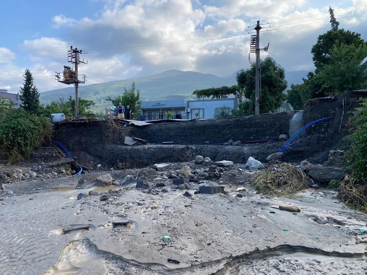 Hatay'ı sağanak vurdu! Araçlar çamura battı evler göl oldu