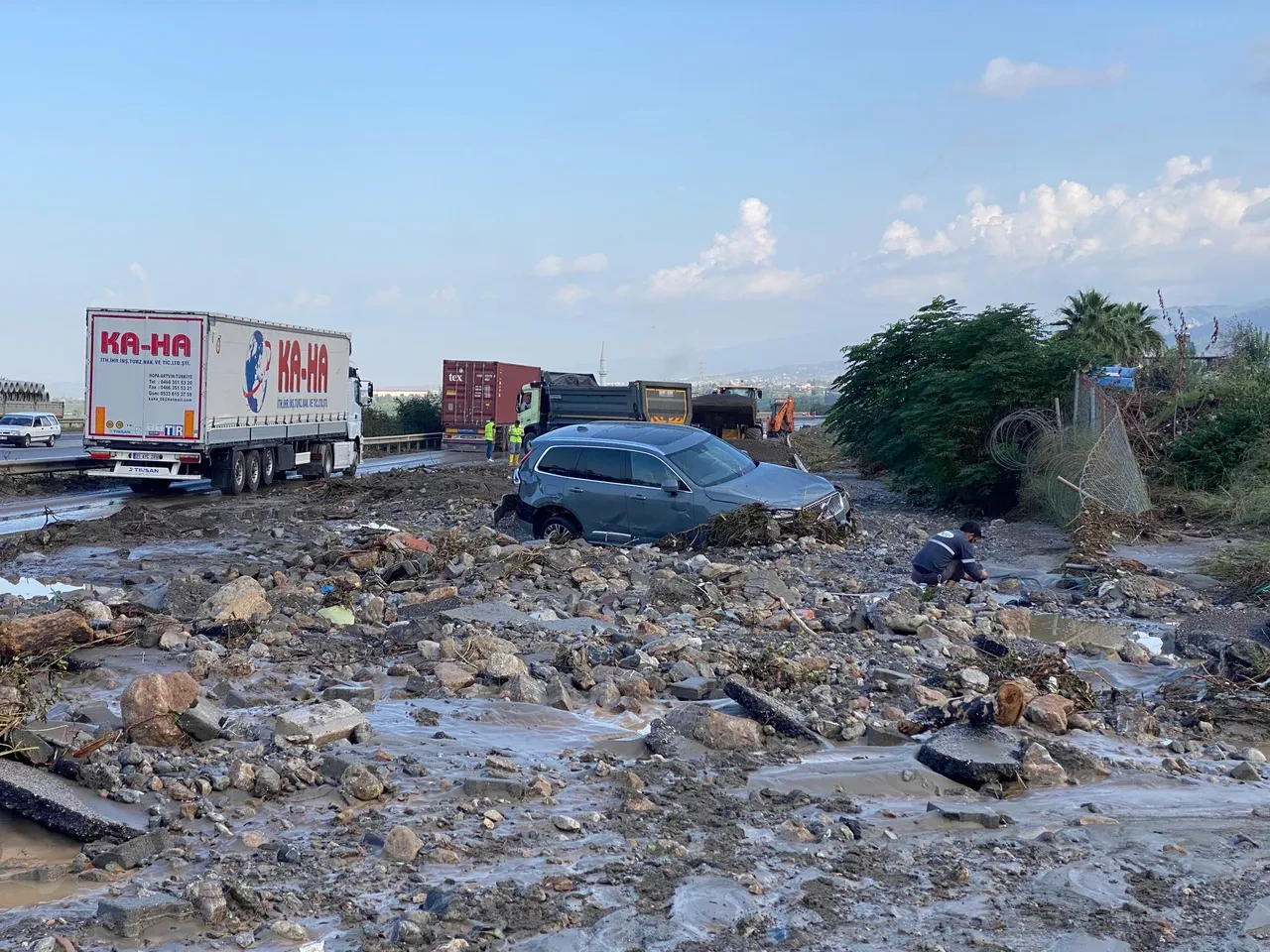 Hatay'ı sağanak vurdu! Araçlar çamura battı evler göl oldu