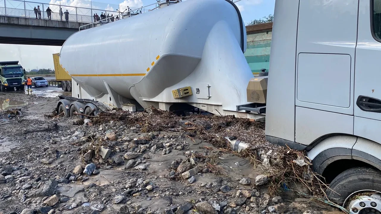 Hatay'ı sağanak vurdu! Araçlar çamura battı evler göl oldu