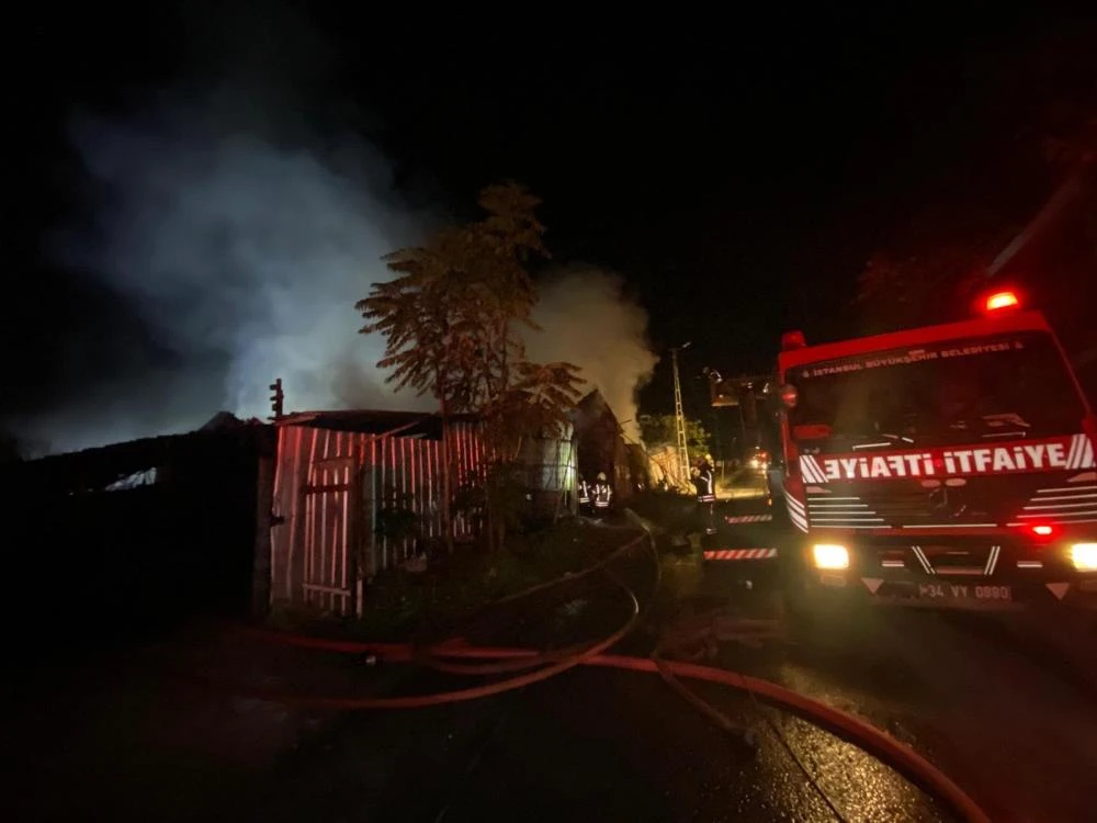 Küçükçekmece’de halı yıkama dükkanında çıkan yangın, elektrik tellerini patlattı!