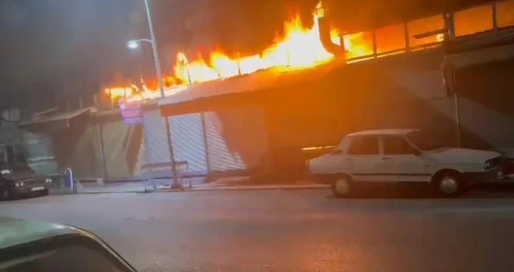 Şanlıurfa’da bir lokanta çıkan yangın iş yerini küle çevirdi