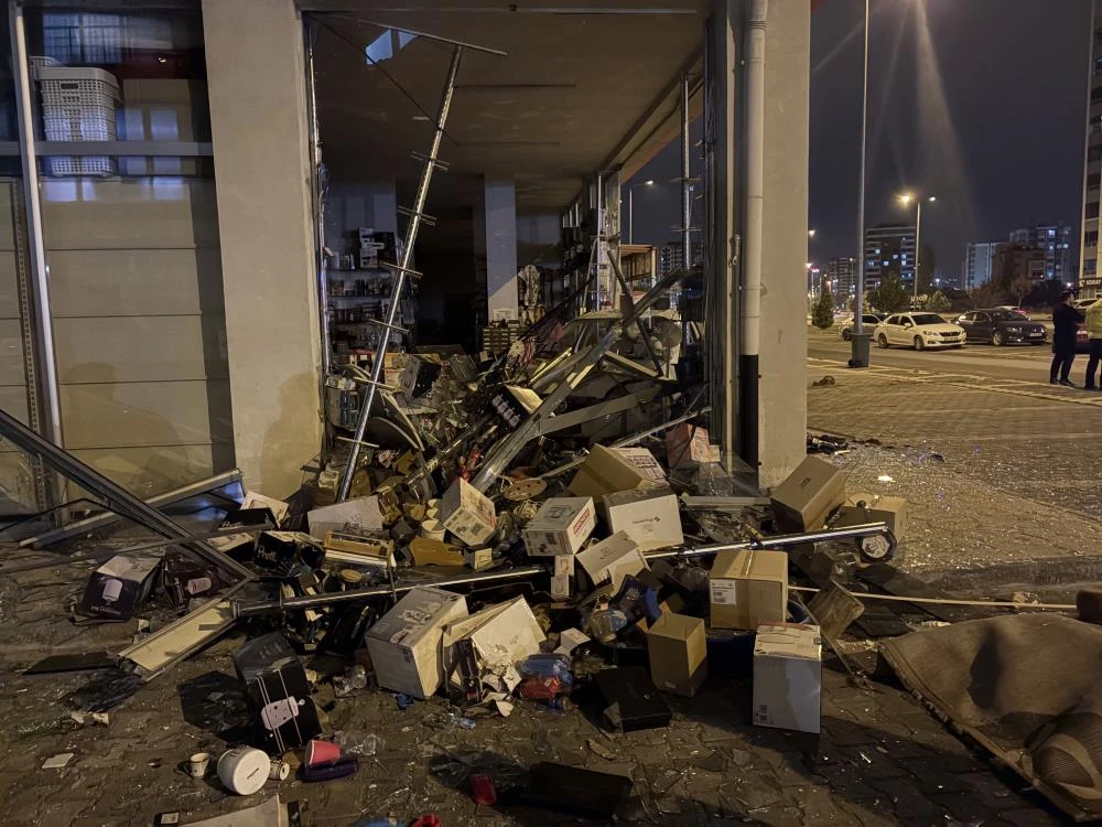 Kayseri’de genç sürücü dükkana daldı: Züccaciye savaş alanına döndü