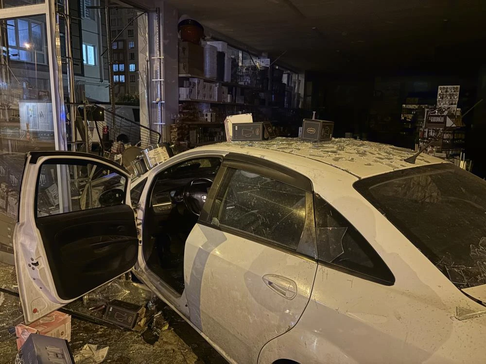Kayseri’de genç sürücü dükkana daldı: Züccaciye savaş alanına döndü
