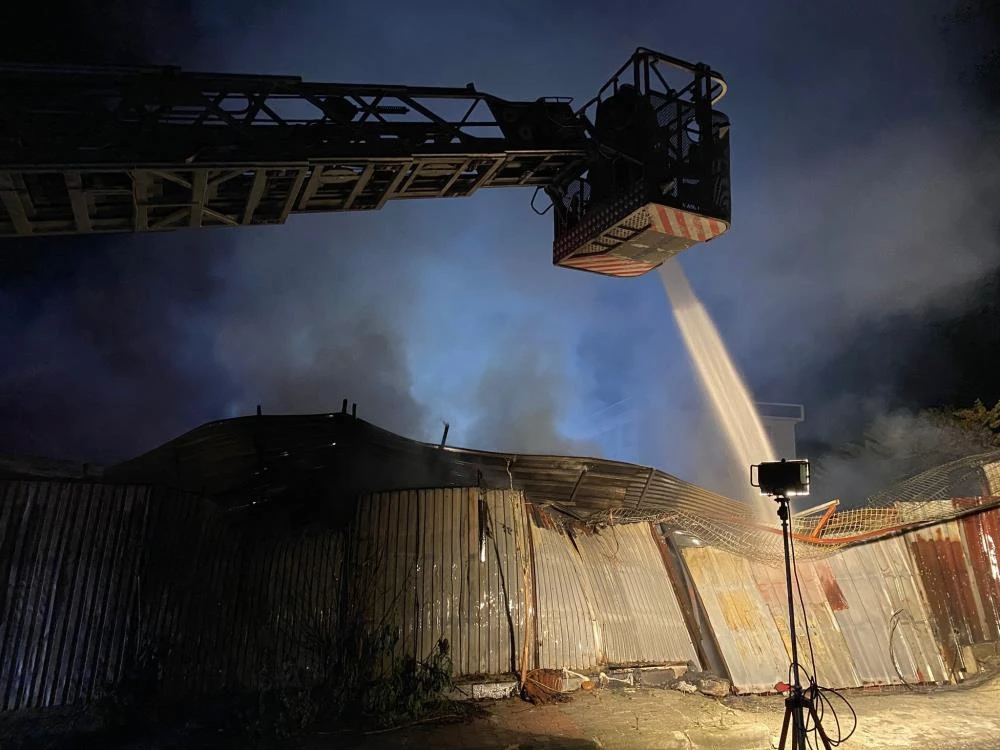 Küçükçekmece’de halı yıkama dükkanında çıkan yangın, elektrik tellerini patlattı!