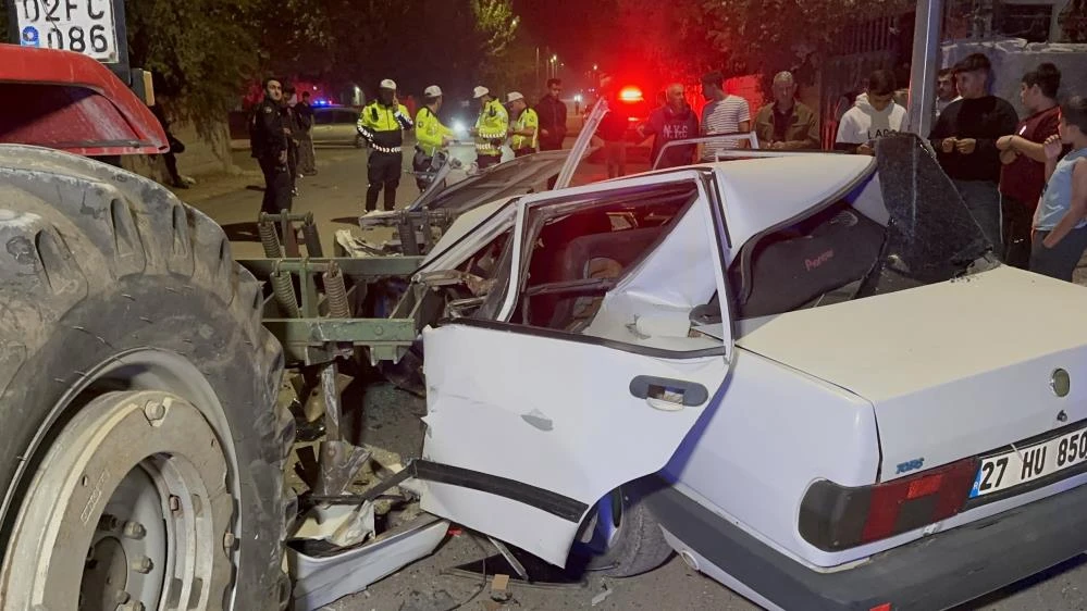 Adıyaman’da traktör faciası: Otomobili saniyeler içinde hurdaya döndürdü