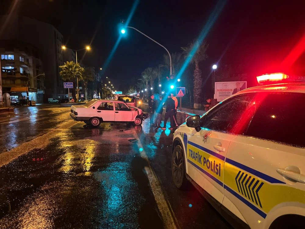 Aydın’da alkollü sürücü kırmızı ışıkta ticari araca çarptı!