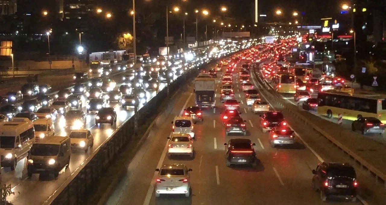 İlk iş günü İstanbul kilitlendi: Haritalar yüzde 80 dedi