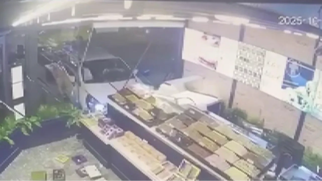 İstanbul'da faciadan dönüldü! Sürücü aracıyla kafeye daldı
