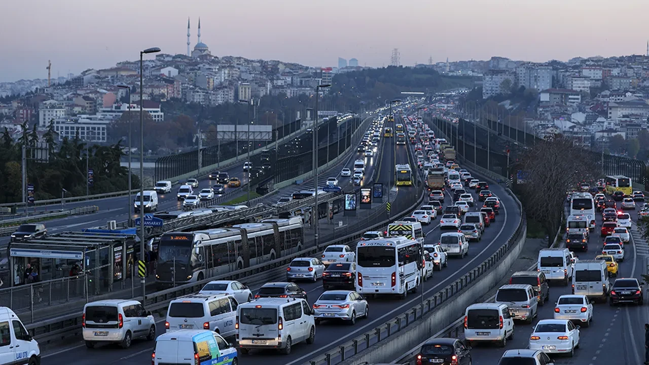 İstanbul'da haftanın ilk gününde yollar kilit
