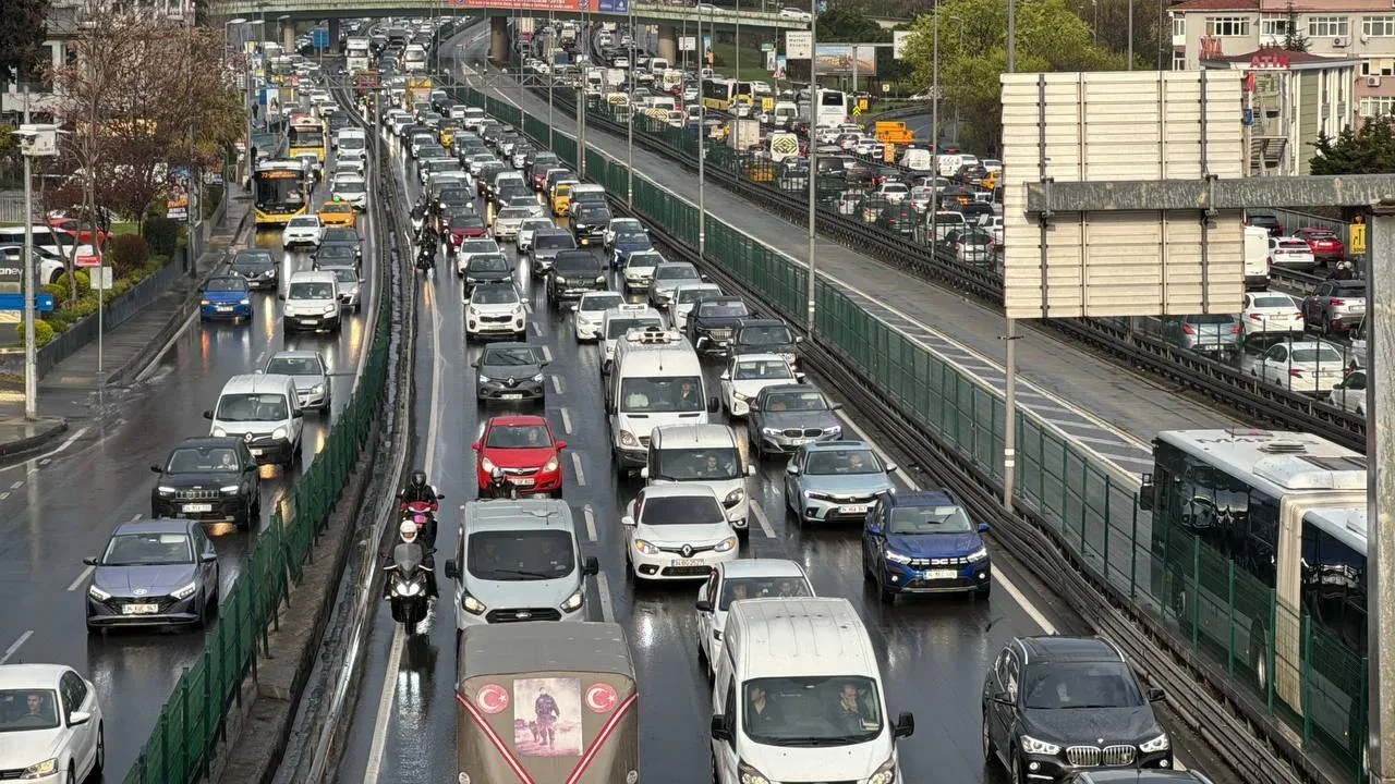 İstanbul'da haftanın ilk gününde yollar kilit