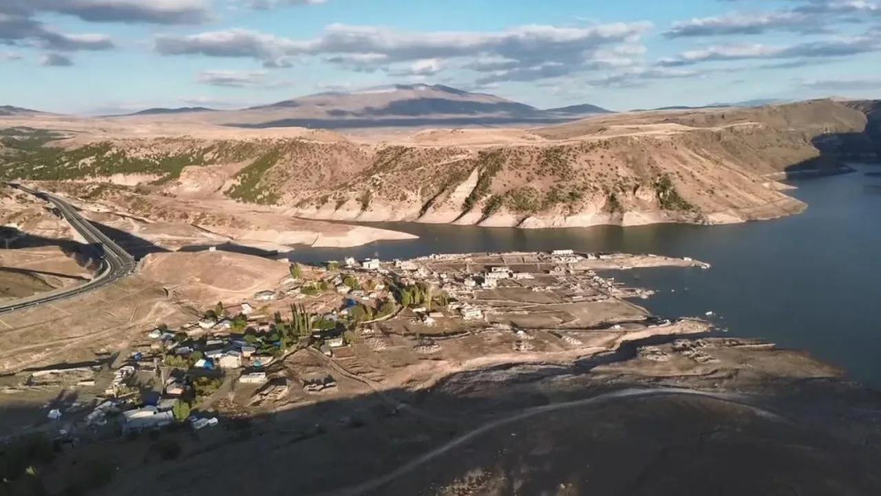 Kars'ta sular çekildi, eski köy ortaya çıktı