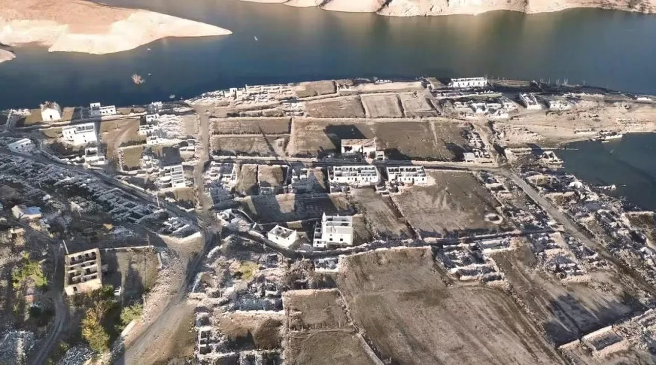 Kars'ta sular çekildi, eski köy ortaya çıktı