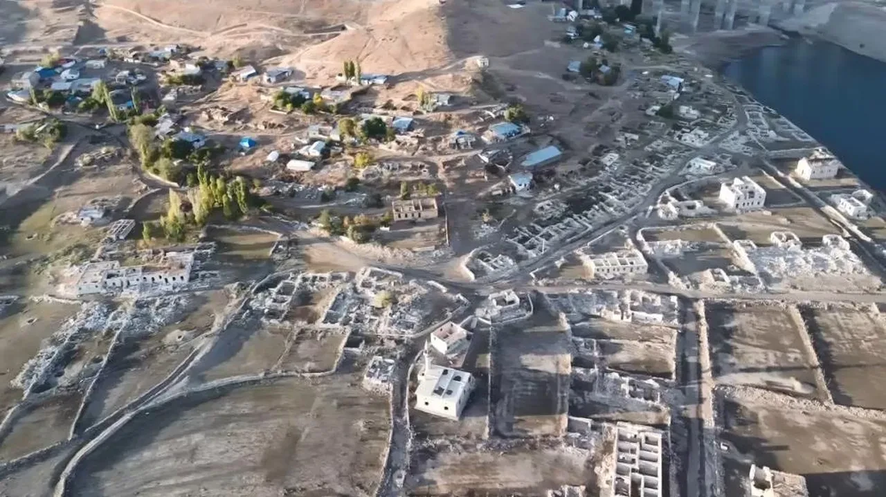 Kars'ta sular çekildi, eski köy ortaya çıktı