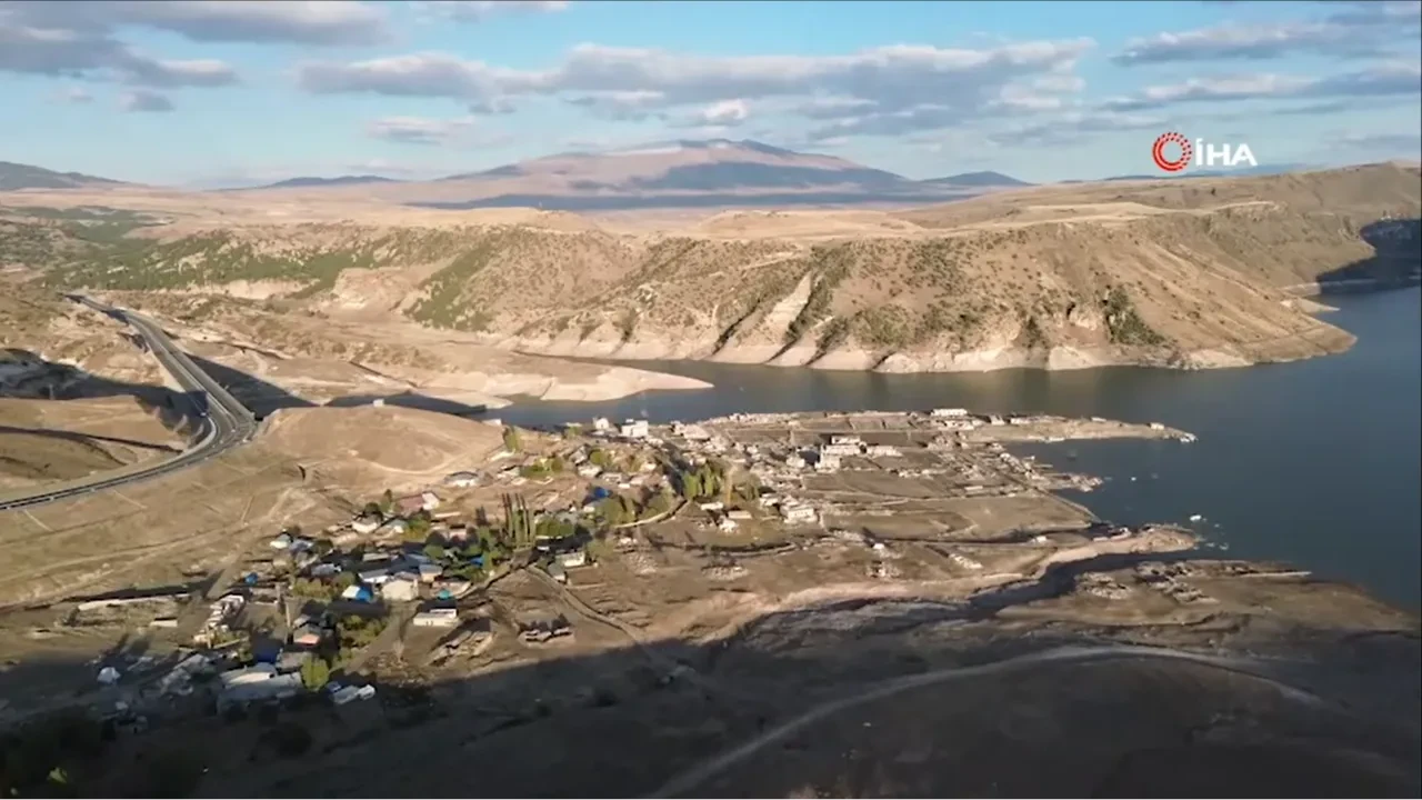Kars'ta sular çekildi, eski köy ortaya çıktı!