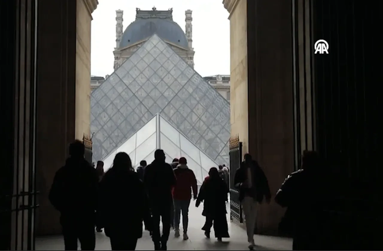 Louvre Müzesi'ndeki soygun herkesin gözü önünde gerçekleşti! Detaylar ağızları açık bıraktı