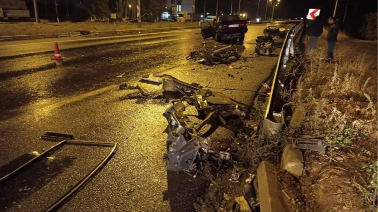 Parçalanan Tofaş'ta bir kişi öldü! Uzman çavuş ağır yaralandı