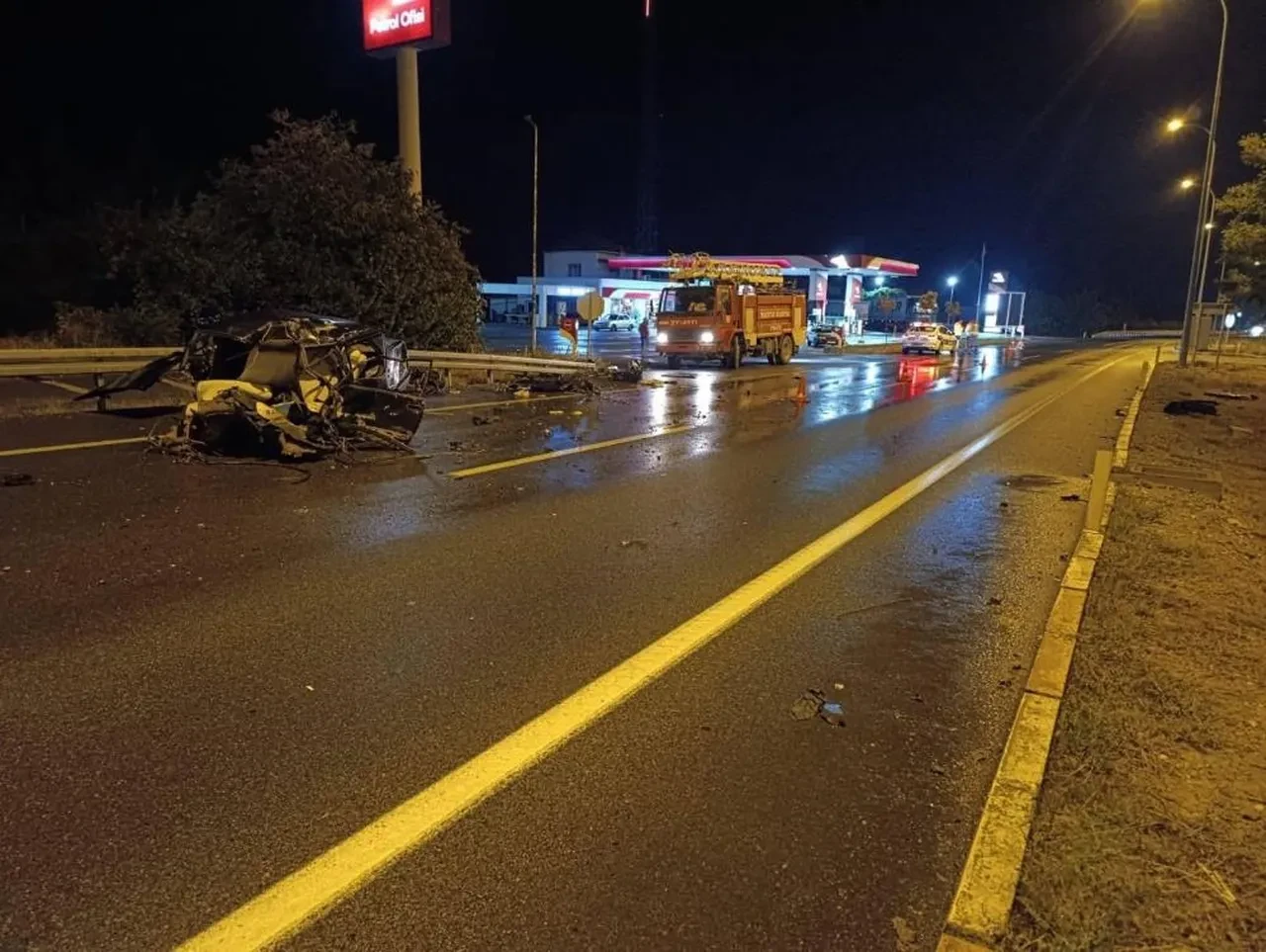 Parçalanan Tofaş'ta bir kişi öldü! Uzman çavuş ağır yaralandı