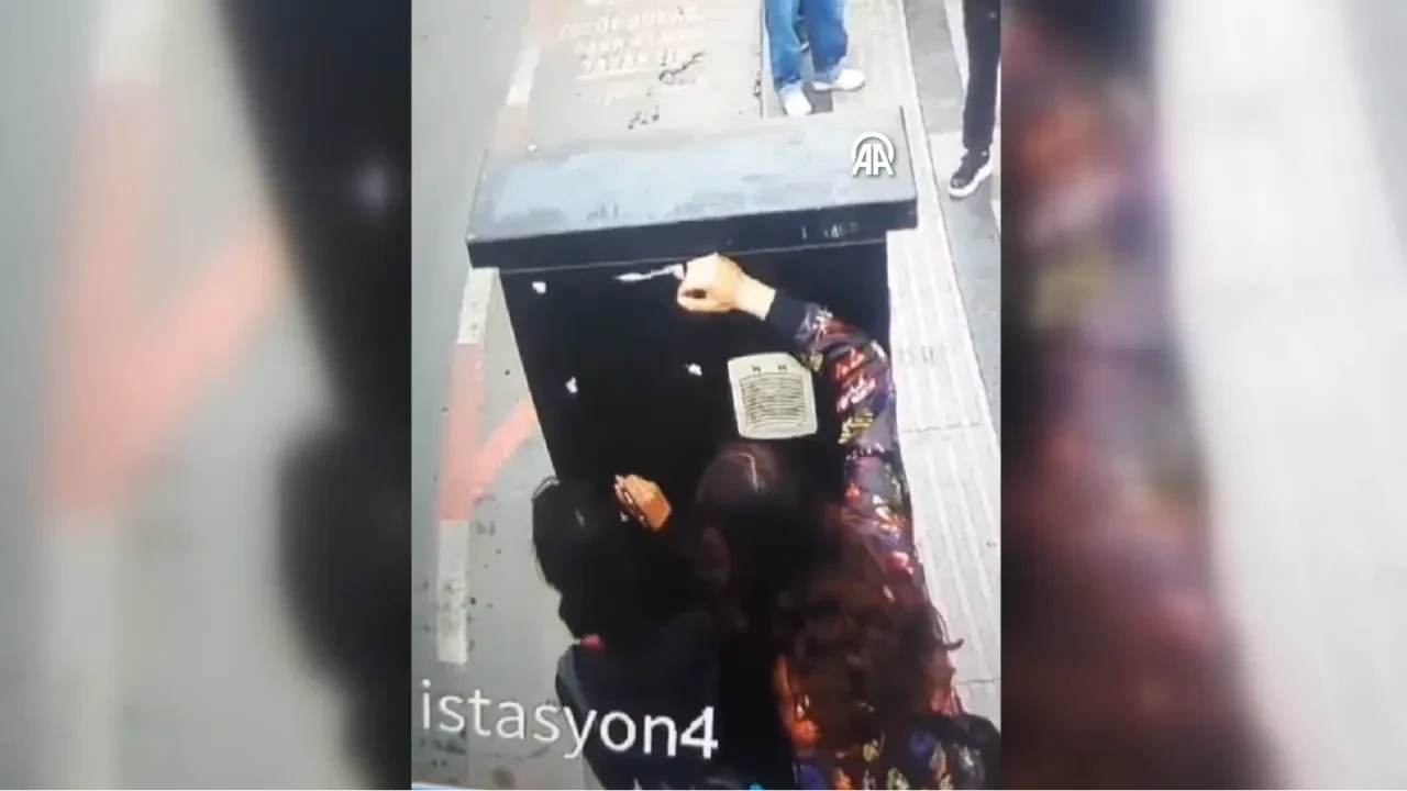 Sivas'ta belediyeye ait durak tabelasına zarar verilmesi güvenlik kamerasında