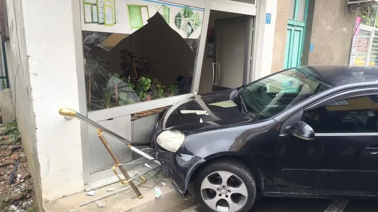 Sürücü kontrolü kaybetti, dükkana girdi