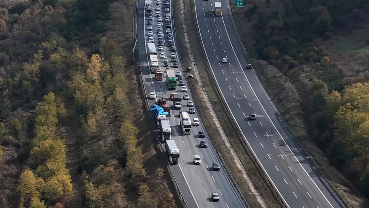 Tırların kazası sonrası TEM Otoyolu kitlendi! Metrelerce kuyruk görüntülendi
