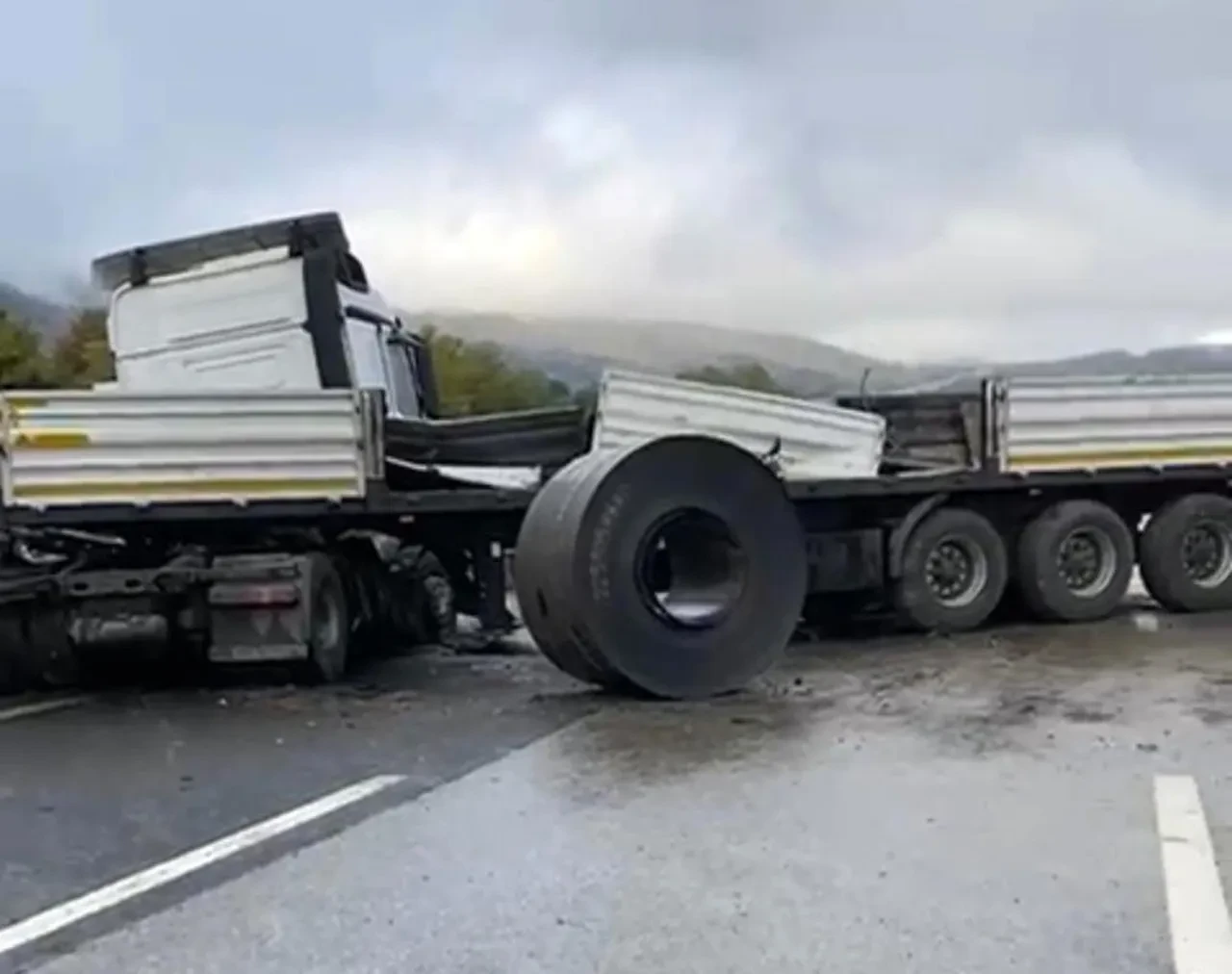 Tırların kazası sonrası TEM Otoyolu kitlendi! Metrelerce kuyruk görüntülendi