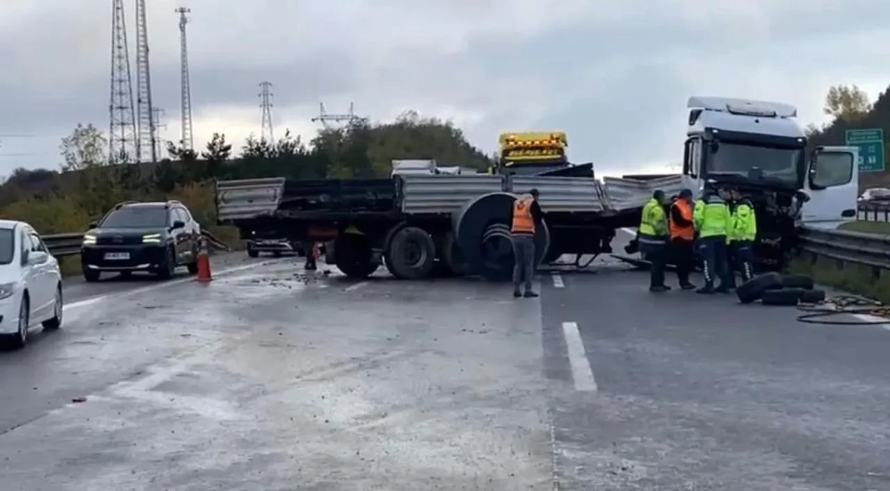 Tırların kazası sonrası TEM Otoyolu kitlendi! Metrelerce kuyruk görüntülendi