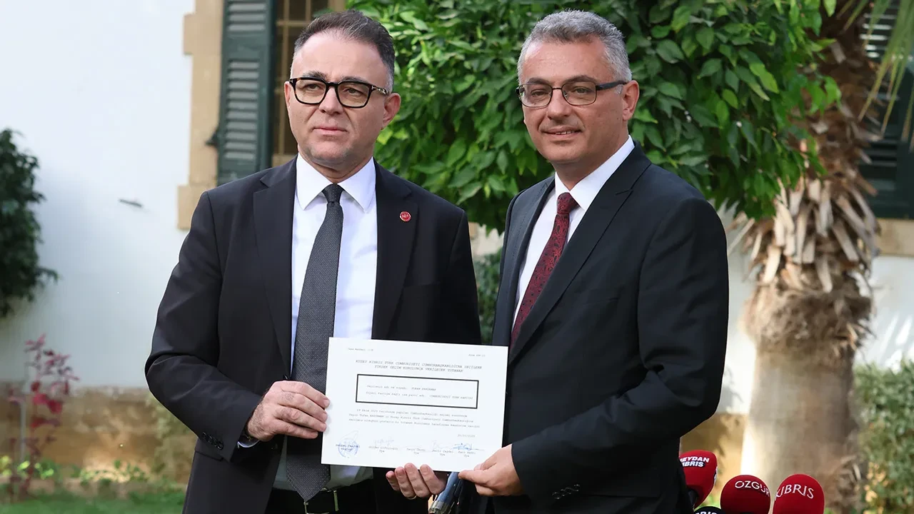 Yeni dönem resmen başladı! Mazbata alan Tufan Erhürman KKTC