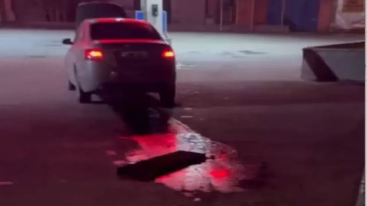 Akaryakıt istasyonunda enteresan kaza: Mazgal otomobilin motoruna çarptı
