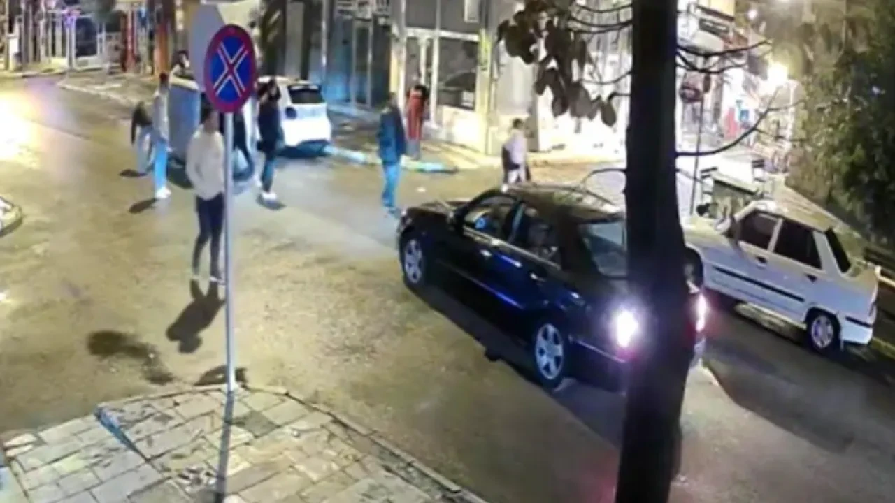 Babanın bir anlık dalgınlığı arabayı devirdi! 8 aylık bebeği böyle kurtardılar