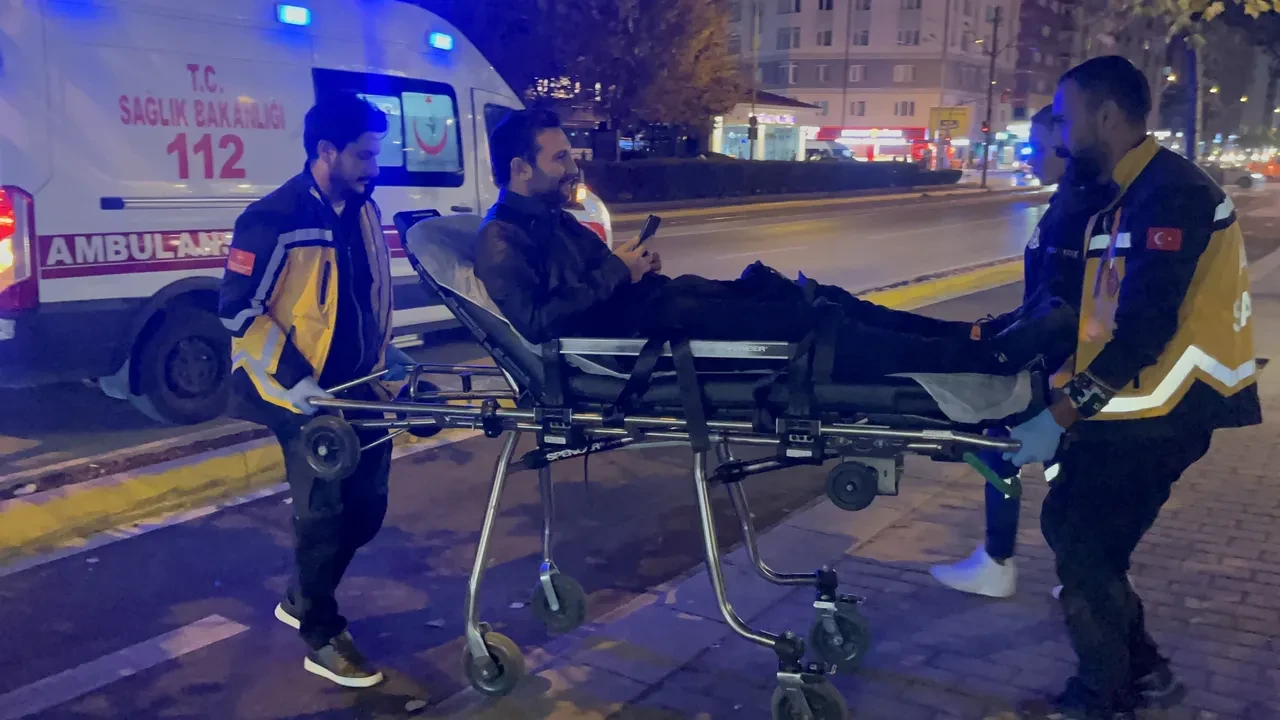 Bıçaklı saldırı sonrası ilginç görüntüler! Kanlar içinde kalsa da telefonunu elinden düşürmedi