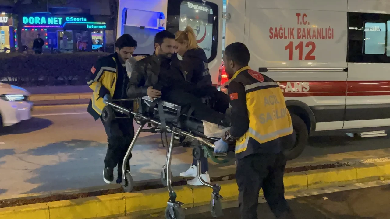 Bıçaklı saldırı sonrası ilginç görüntüler! Kanlar içinde kalsa da telefonunu elinden düşürmedi