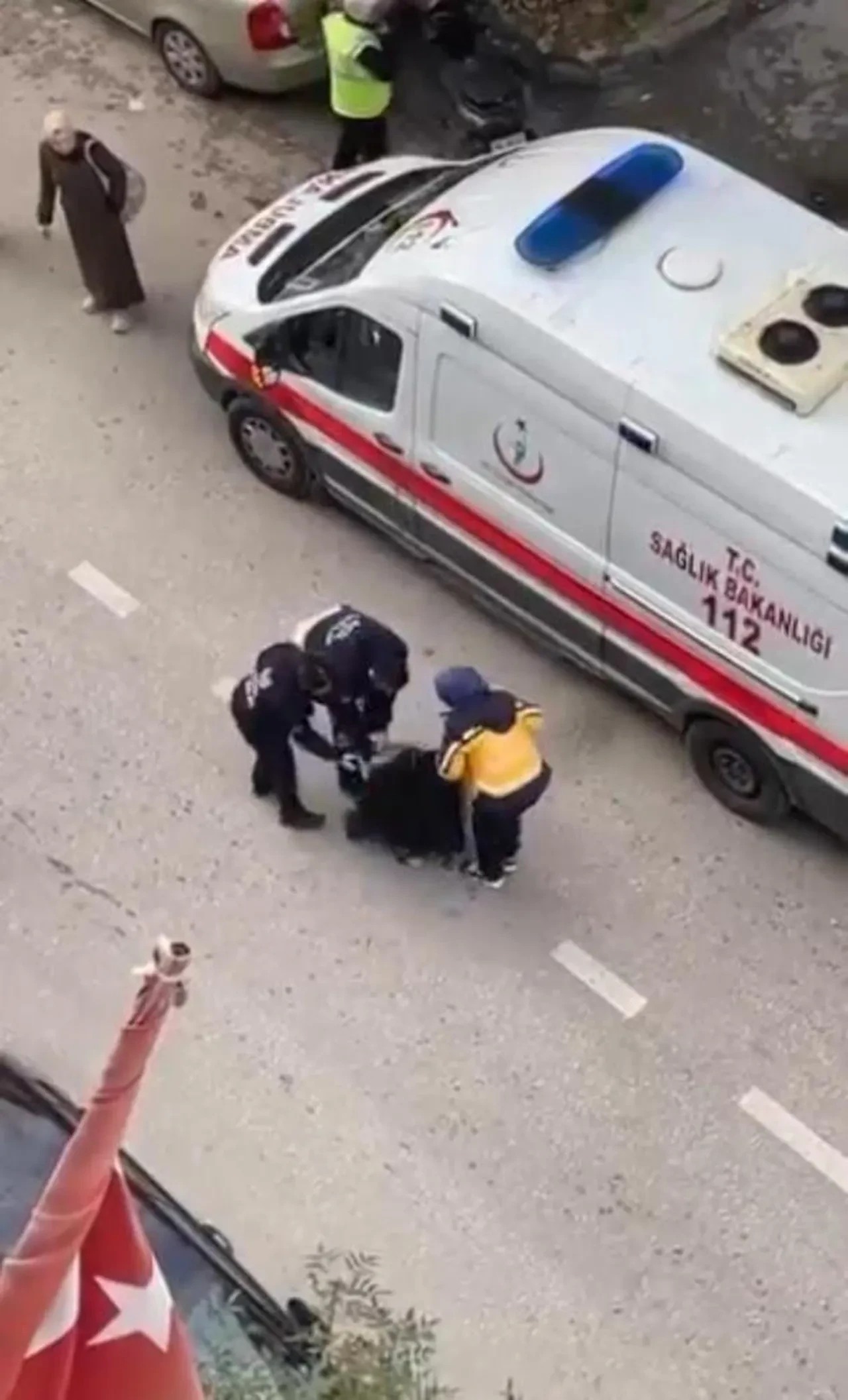 Bursa'da ekipleri bile şaşkına çeviren ihbar! Yere yatıp sinir krizi geçirdi