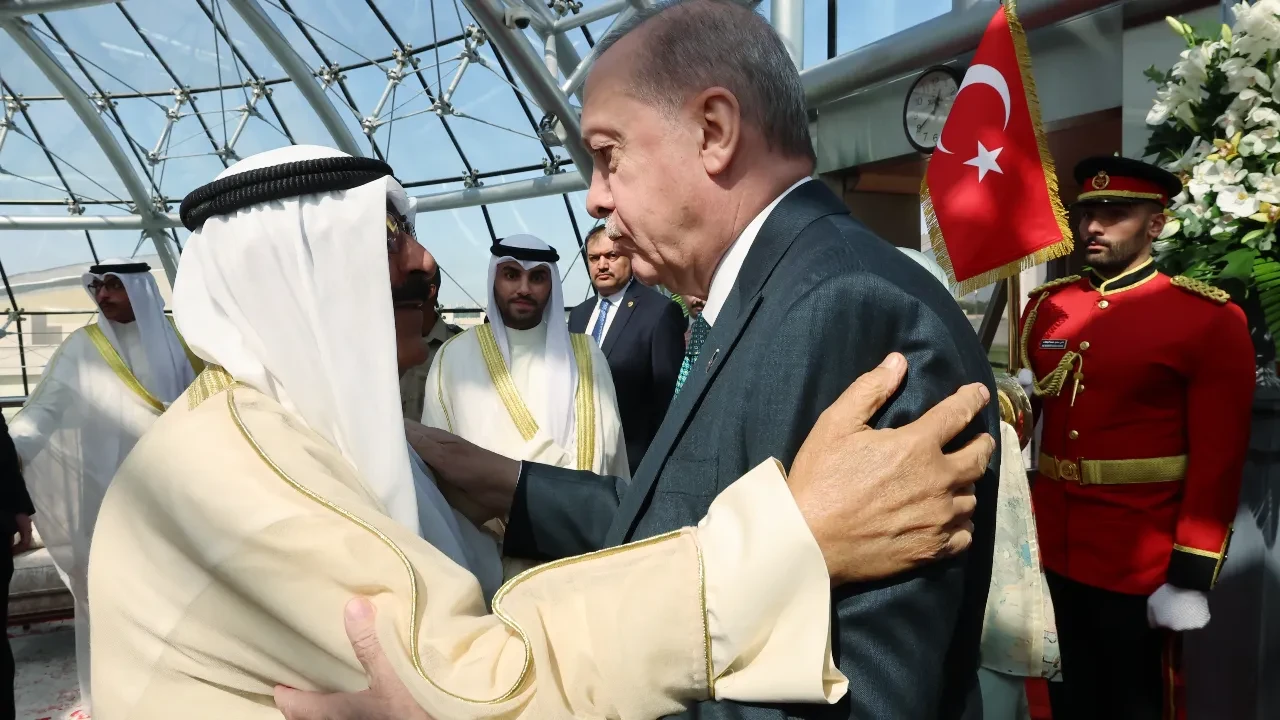 Cumhurbaşkanı Erdoğan Kuveyt'te törenle karşılandı