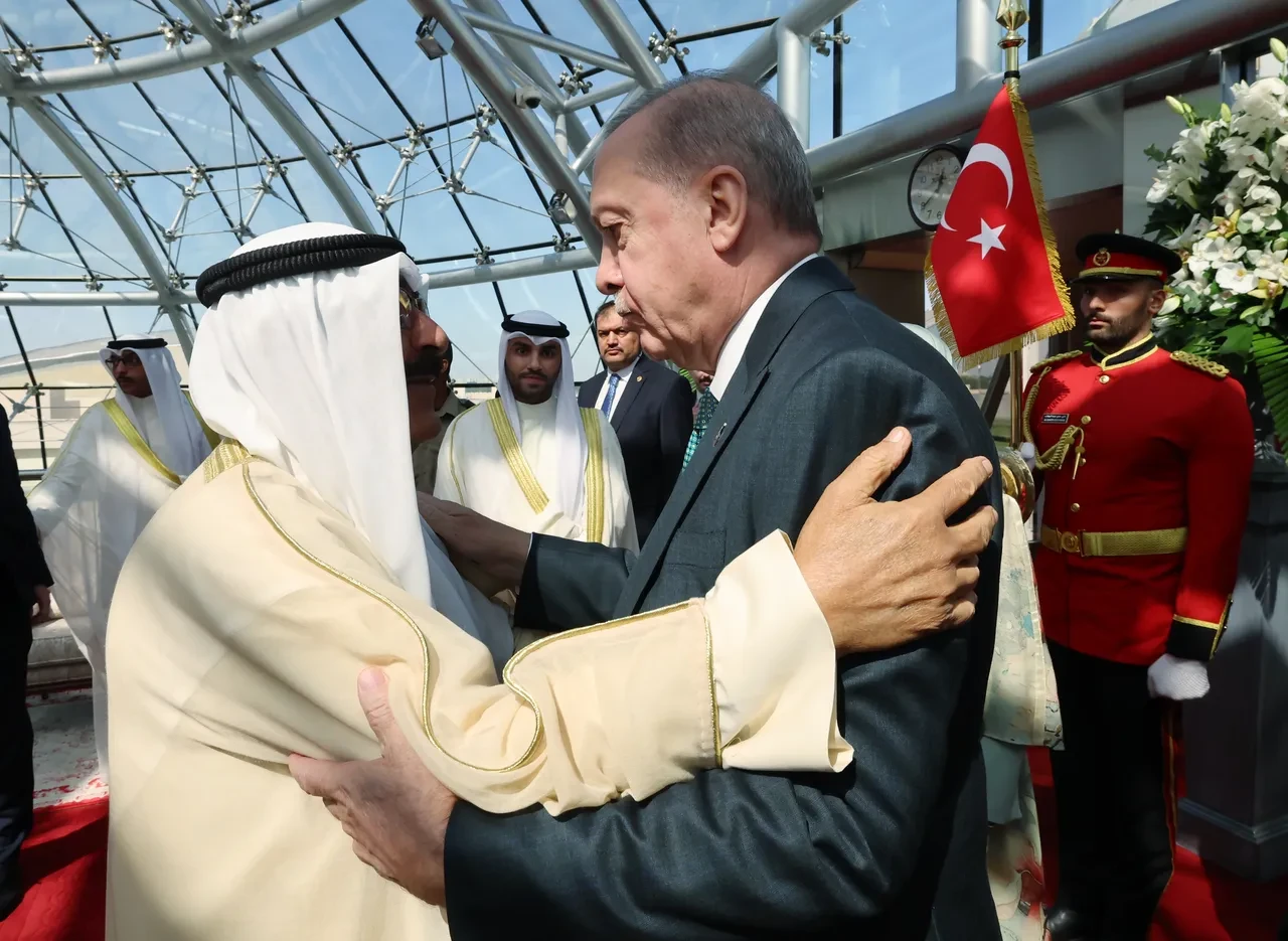 Cumhurbaşkanı Erdoğan Kuveyt'te törenle karşılandı