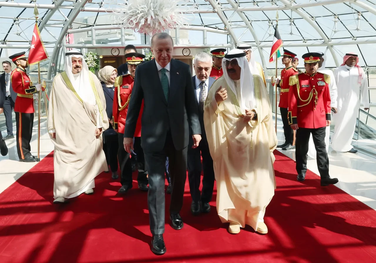 Cumhurbaşkanı Erdoğan Kuveyt'te törenle karşılandı