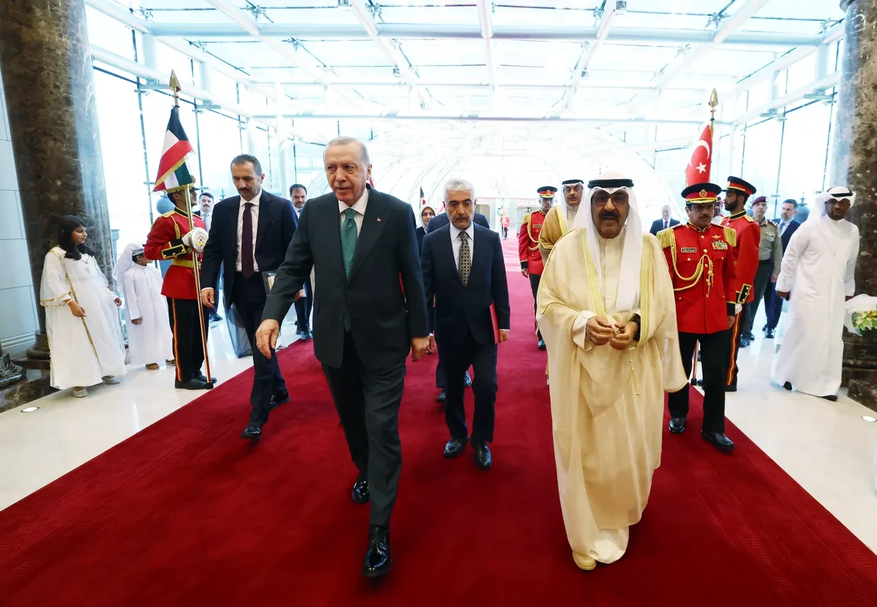 Cumhurbaşkanı Erdoğan Kuveyt'te törenle karşılandı