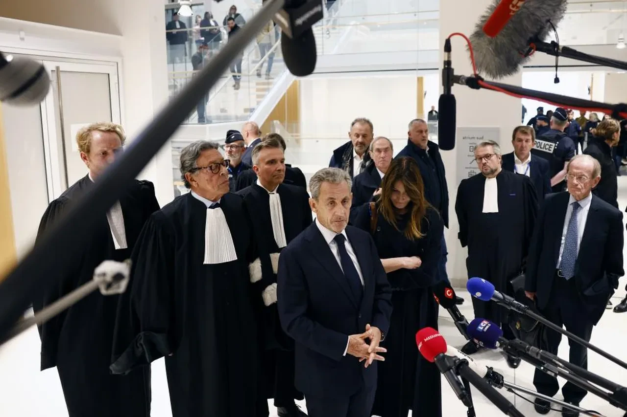 Fransa'nın eski Cumhurbaşkanı Nicolas Sarkozy hapse girdi, hücrede kalacak
