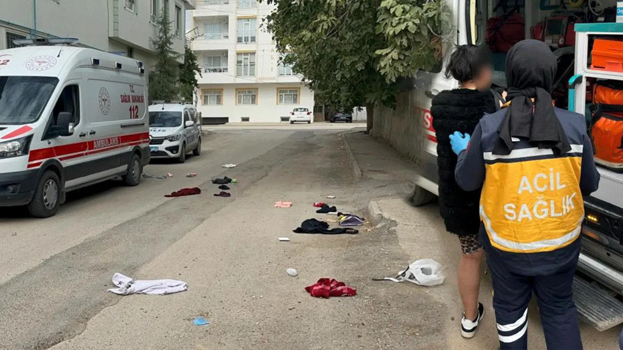 Genç kızı öldüresiye dövüp kıyafetlerini sokağa saçtılar!
