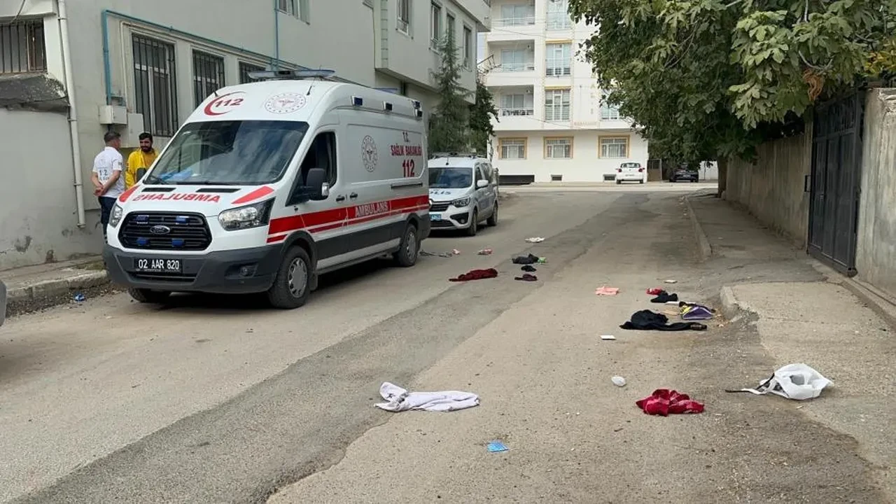 Genç kızı öldüresiye dövüp kıyafetlerini sokağa saçtılar!