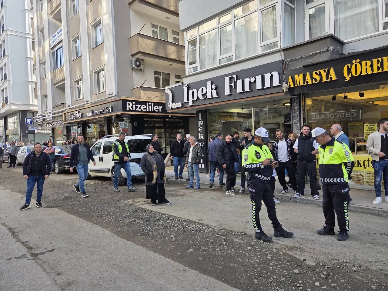 İnşaat sırasında kaldırım çöktü! Vatandaşlar tahliye edildi