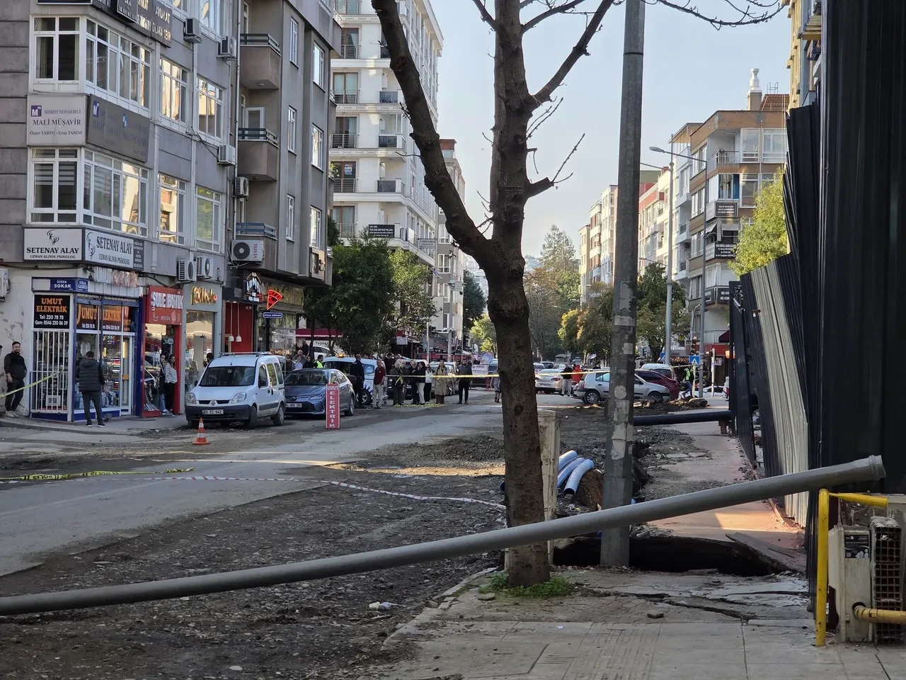 İnşaat sırasında kaldırım çöktü! Vatandaşlar tahliye edildi